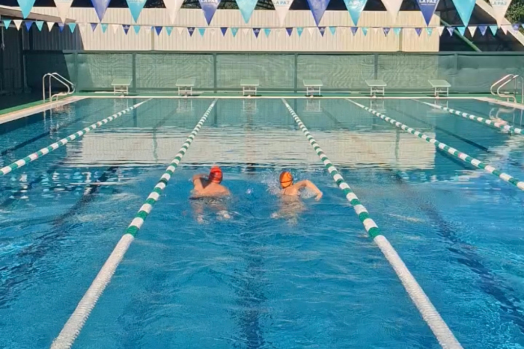 Entrenamiento de natación en piscina