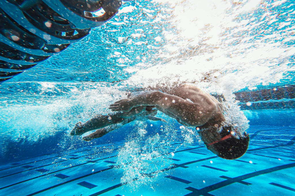 Nadador entrenando en piscina con IKAIKA