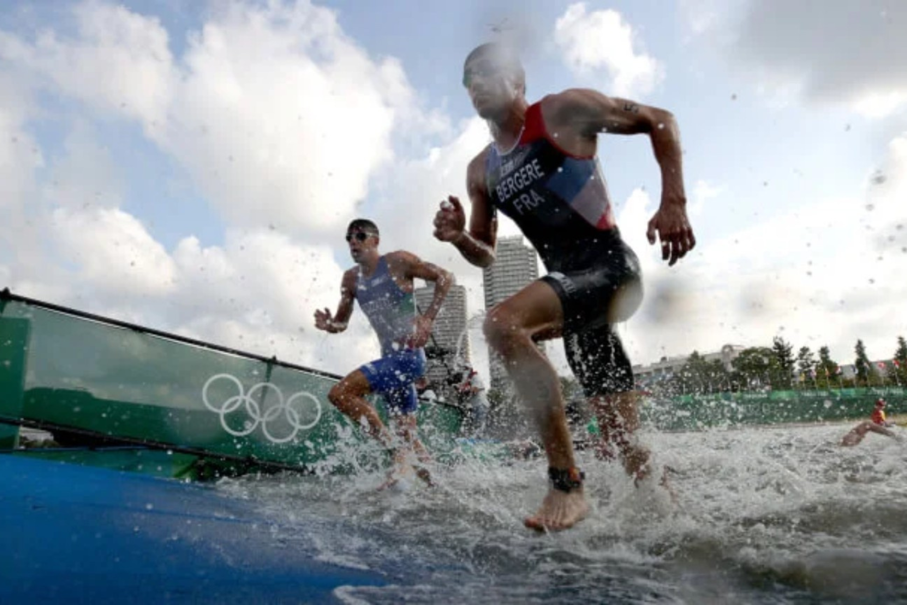 Atleta de triatlón durante una transición