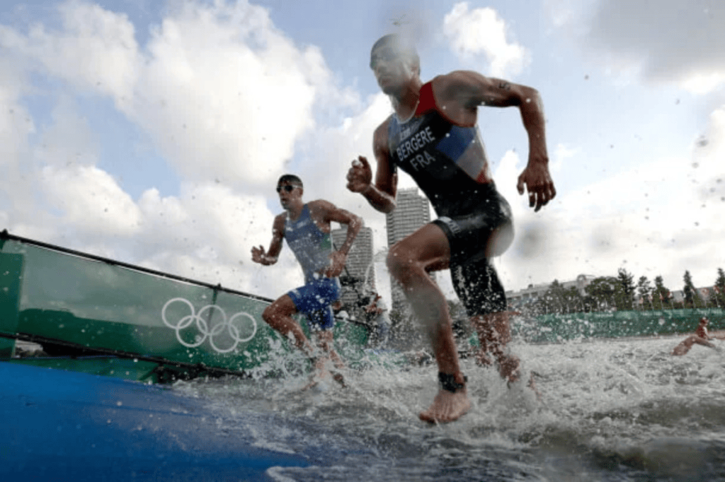 Atleta de triatlón durante una transición