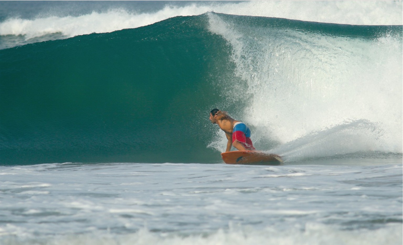 Surfista dentro de una ola, origen acuático de IKAIKA